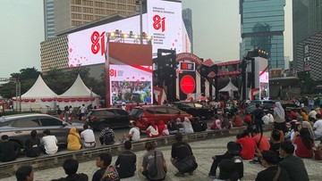 Ribuan Warga Hadiri Nobar Penurunan Bendera Pusaka di Bundaran HI