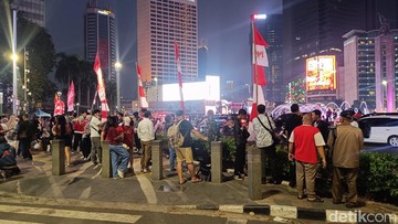 Warga Padati Bundaran HI Saksikan Malam Merdeka HUT ke-81 RI
