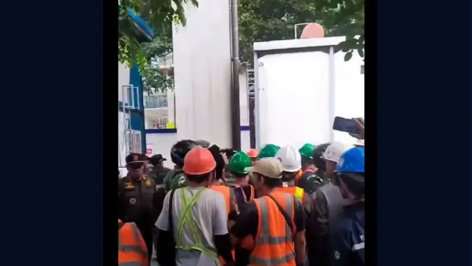 Satpol PP dan Pekerja Proyek Bentrok di Bulungan Jakarta Selatan