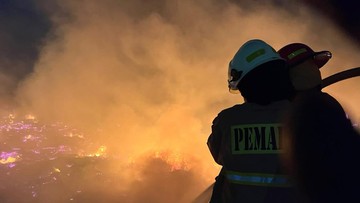 Kebakaran di Penjaringan Hanguskan 60 Rumah, Dua Warga Terluka