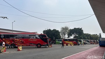 Terminal Kalideres Gelar Lomba Tarik Bus Antar Kota Peringati HUT RI