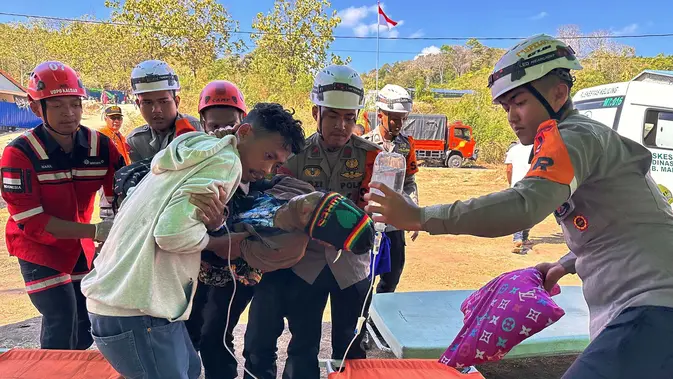 Basarnas Evakuasi Korban Gempa di Lamba Leda Utara NTT