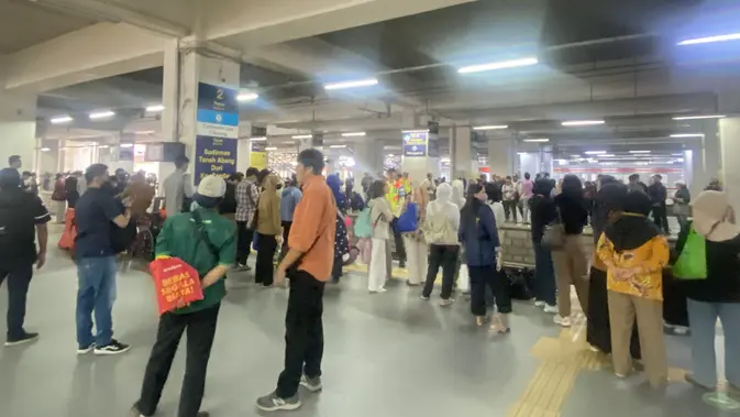 Gangguan KRL Picu Kepadatan Penumpang di Stasiun Manggarai