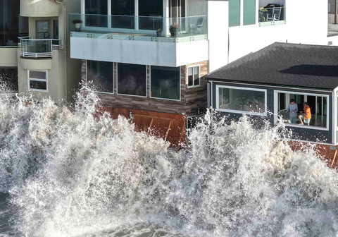 Ombak Besar Rusak Tanggul dan Rumah di Long Beach California