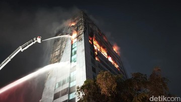 Kebakaran Gedung Bapenda DKI di Gambir, Api Berkobar Hingga Tengah Malam