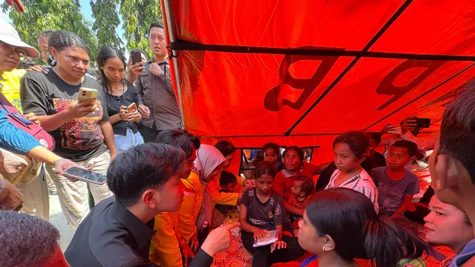 Gibran Tinjau Posko Pengungsian Korban Gempa di Sikka