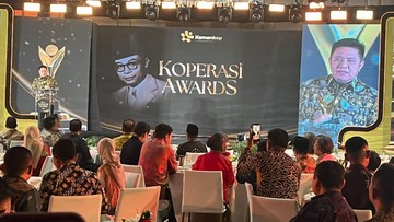 Herman Deru Raih Bakti Koperasi Nayaka Mahambara, Dorong Koperasi Maju