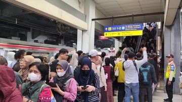 KAI Commuter Larang Penumpang Berjalan di Eskalator Stasiun Duri