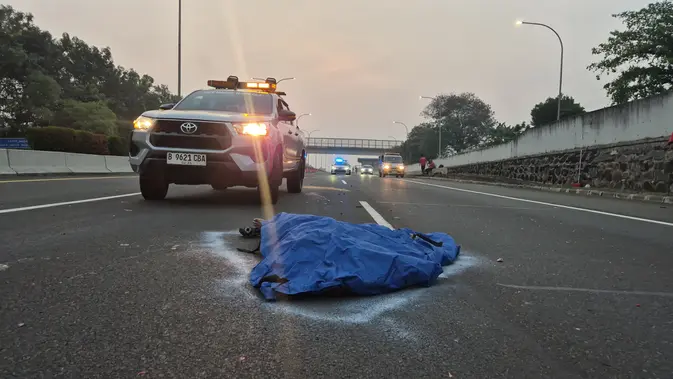 Petugas Tangani Kecelakaan Maut Pengendara Motor di Tol Cijago Depok