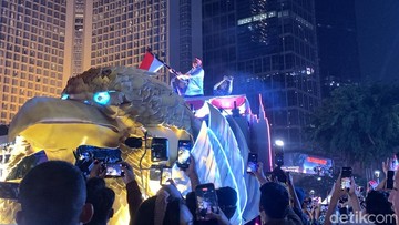 Seskab Teddy Hadiri Karnaval Malam Merdeka dan Bagikan Kaus di Bundaran HI