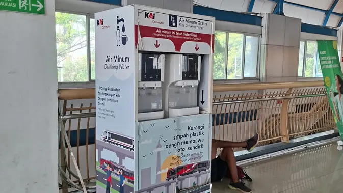 Dispenser Air Gratis Diresmikan di Stasiun Palmerah untuk Layani Penumpang KRL