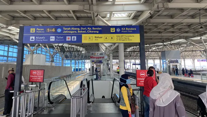 Penumpukan Penumpang di Stasiun Manggarai Akibat Insiden di Tebet