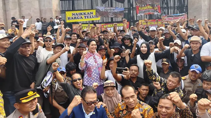 Titiek Soeharto Temui Massa Aksi dan Dengarkan Keluhan Peternak