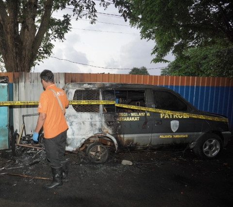Mobil Patroli Polsek Tambaksari Terbakar, Satu Pria Diamankan