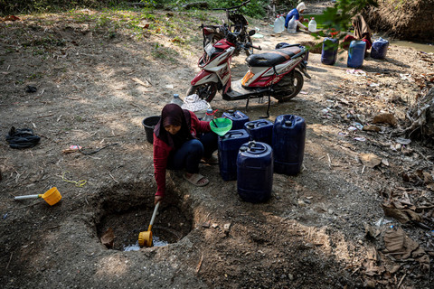 Kemarau Panjang, Warga Grobogan Gali Belik di Dasar Sungai