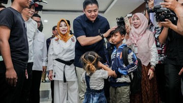 Siswa Sekolah Rakyat Bacakan Puisi di Hadapan Seskab Teddy