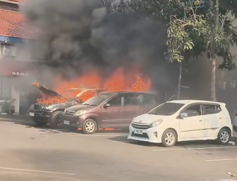 Empat Mobil Terbakar di Parkiran TIS Square Tebet