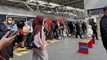 KRL Bogor-Jakarta Kota Terlambat Usai Warga Tertemper di Stasiun Tebet