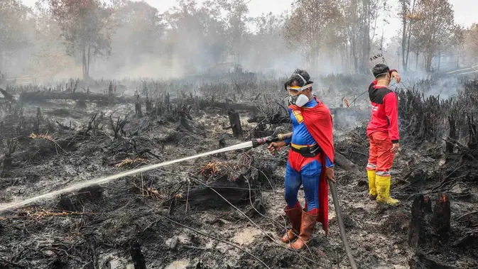 Pelajar Berkostum Superman Bantu Padamkan Karhutla Palangkaraya