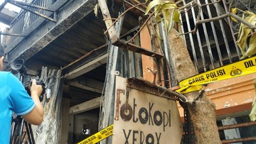 Kebakaran Kos di Tebet, Penghuni Lompat dari Lantai Dua Selamatkan Diri