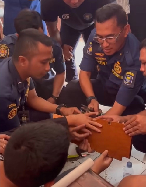 Jari Remaja Tersangkut di Lubang Kursi, Damkar Bandung Lakukan Evakuasi