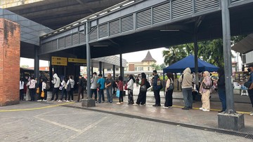 Mogok Angkot M44 Perpanjang Antrean Jaklingko di Stasiun Tebet