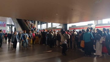 Eskalator Peron 1 Stasiun Tanah Abang Mati, Antrean Penumpang Mengular