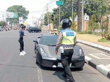 Lamborghini Terlibat Laka Lantas di Simpang UIN Jogja