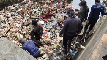 Polisi Sisir Kali Licin Depok Cari Potongan Kaki Korban Mutilasi