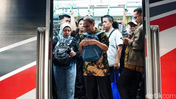 KRL Green Line Tertunda akibat Kerumunan di Jalur Palmerah
