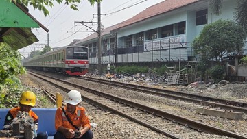 Kakek 80 Tahun Tewas Tertemper KRL di Tebet