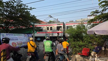 Warga Tebet Tolak Penutupan Perlintasan Liar KRL, KAI Beri Respons