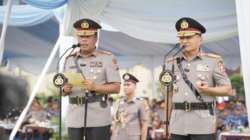 Komjen Herry Heryawan Serahkan Jabatan Kapolda Riau kepada Irjen Arman Achdiat