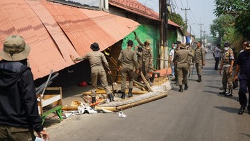 Satpol PP Bogor Bongkar 32 Lapak PKL di Pasar Parung