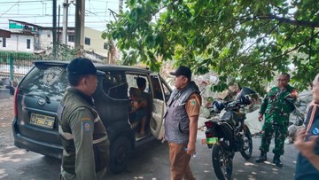Satpol PP Jakbar Amankan Pak Ogah Pemaksa Pengendara di Rawa Buaya