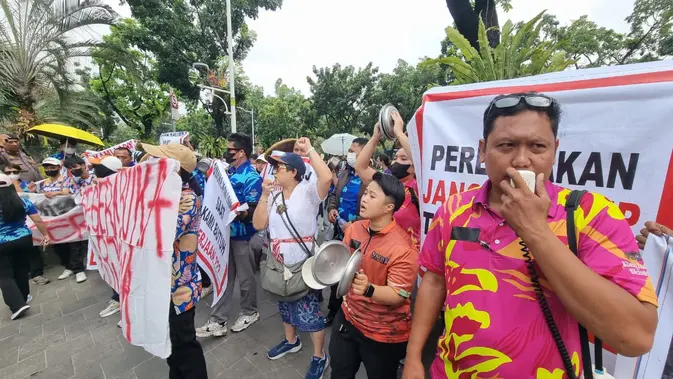 Karyawan Club de Arjuna Demo Tuntut Hak Kerja Usai Akses Ditembok