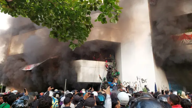 Gedung di Depan Mako Brimob Kwitang Terbakar saat Unjuk Rasa