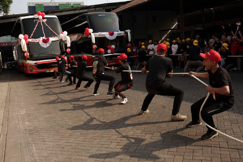 Lomba Tarik Bus di Tulungagung dan Magelang Meriahkan HUT ke-81 RI