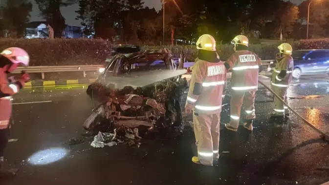 Dua Tewas Terbakar di Tol Jagorawi KM 1.400 A Jakarta Timur