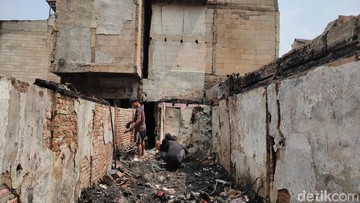Lansia 78 Tahun Dibopong Anak Saat Kebakaran Hanguskan 83 Rumah di Kramat Senen