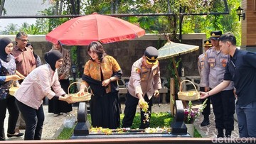 Teladani Kejujuran Hoegeng, Kapolres Metro Depok Ziarah ke Makam Sang Jenderal
