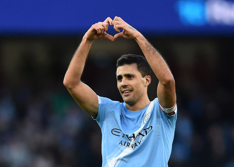Barcelona dan Real Madrid Berebut Tanda Tangan Rodri
