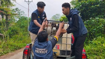 Polsek dan Ekspedisi Patriot Unhas Salurkan Air Bersih di Fakfak
