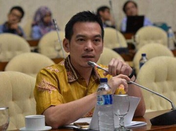 Daniel Johan Desak Pemerintah Percepat Pemadaman Karhutla dengan Modifikasi Cuaca