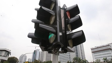 Pengemudi Alphard Terobos Lampu Merah di Bundaran HI, Bersitegang dengan Petugas Keamanan