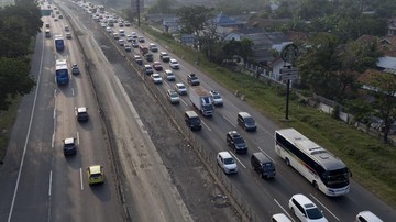 Volume Kendaraan Meningkat, Kemacetan Tol Arah Jakarta Terjadi Pagi Ini