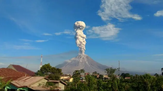 Gunung Sinabung Erupsi, Abu Vulkanik 2.500 Meter Sembur ke Langit