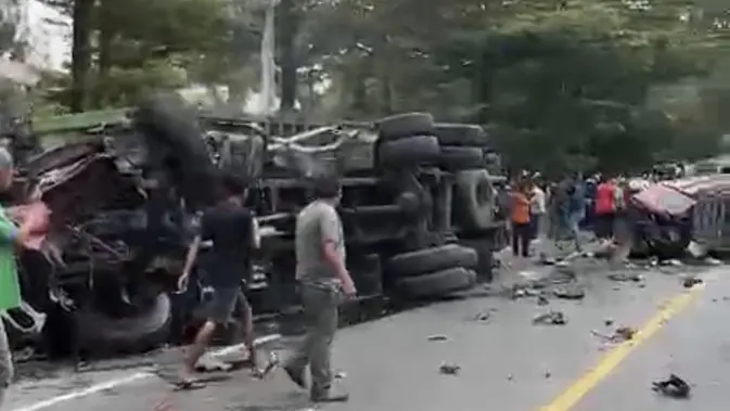 Truk Bawa Galon Hantam 8 Kendaraan di Sibolangit