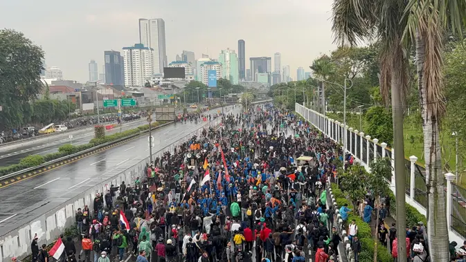Massa Gelar Aksi di Depan Gedung DPR/MPR