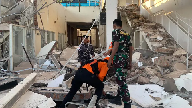 Tim SAR Gabungan Evakuasi Korban Gempa Magnitudo 7,7 di Maumere